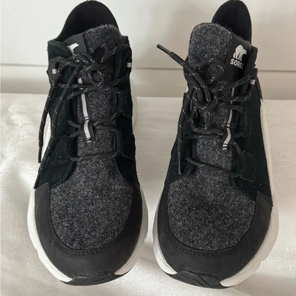 The Sorel Women's Kinetic RNEGD Caribou shoe is a waterproof sneaker-boot - Picture 2 of 9